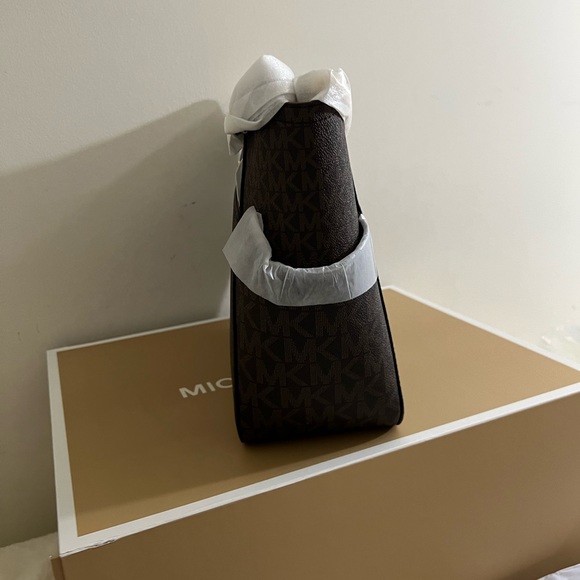 Michael Kors only bag no wallet( fixed price) - Picture 3 of 8